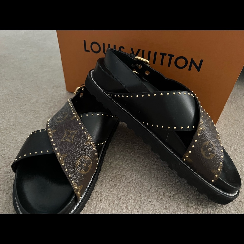 Louis Vuitton sandals size 37 only worn them once.